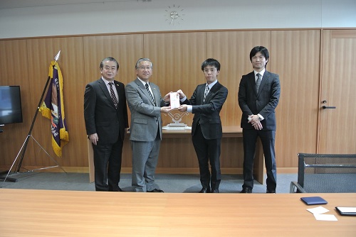 須賀川市寄付受納式左から教育委員長、市長