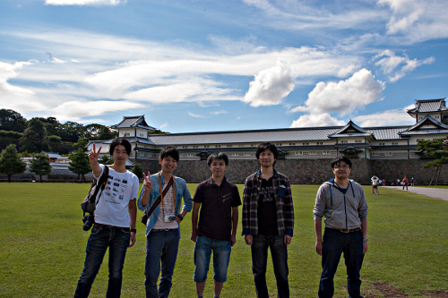 金沢城を背景に