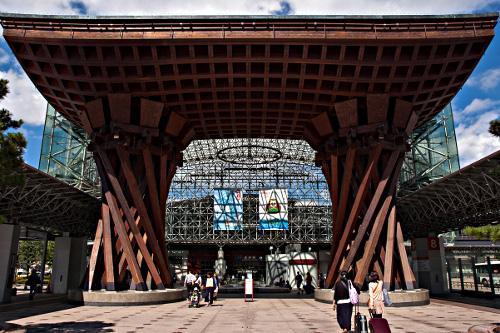 金沢駅東口の「鼓門」