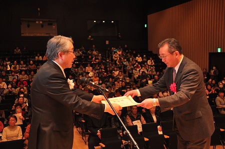 品川市長より賞状の授与