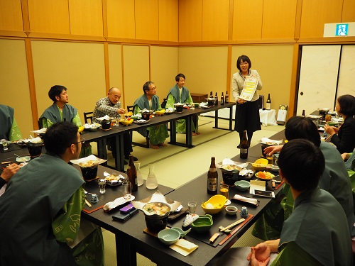 ルール説明。豪華賞品記載の紙は総務の手作りです。