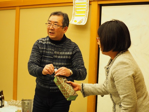 社長がくじを引き、該当する番号の社員に順々に賞品が贈られます。