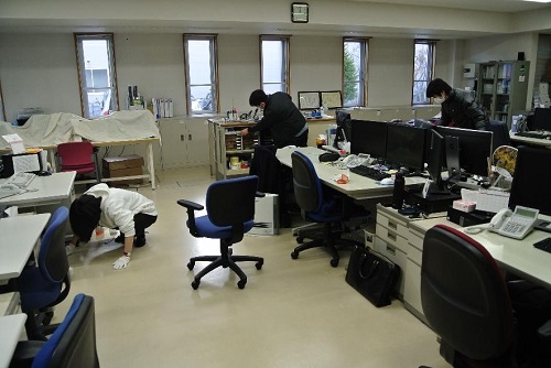 熱心に黙々と掃除をしている様子