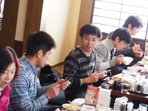 食事中の様子①