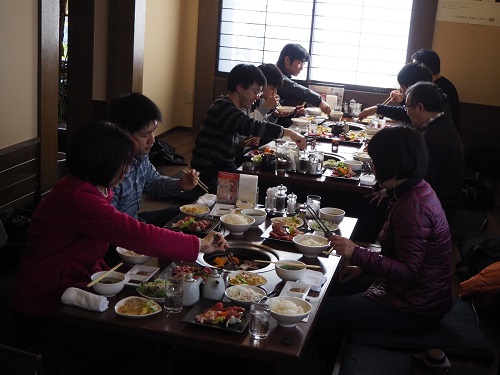 食事中の様子②