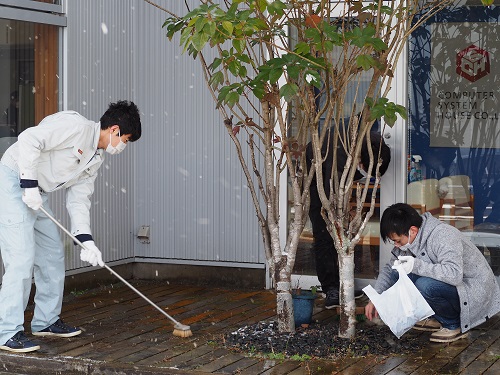 雪が降る中、中庭もデッキブラシで綺麗にしていきます。